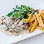 STEAK MET CHAMPIGNONROOMSAUS EN FRIET